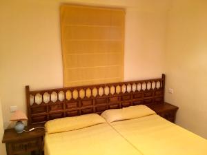 ein Schlafzimmer mit einem Bett und einem Fenster in der Unterkunft SUN and BEACH LOVERS 12019 in La Pineda + 22 Fotos