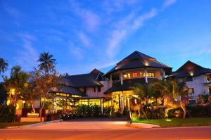 um grande edifício com um monte de luzes sobre ele em Navatara Phuket Resort - SHA Extra Plus em Praia de Rawai