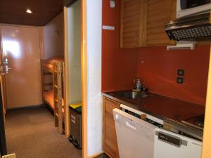 Virtuvė arba virtuvėlė apgyvendinimo įstaigoje APPARTEMENT 6 COUCHAGES PIAU ENGALY PIED DE PISTES