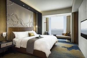Ein Bett oder Betten in einem Zimmer der Unterkunft InterContinental Zhuhai by IHG