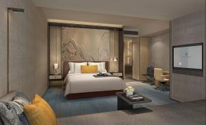 een hotelkamer met een bed en een bank bij InterContinental Zhuhai, an IHG Hotel in Zhuhai