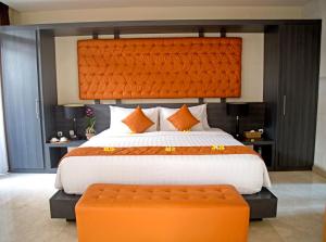 Кровать или кровати в номере Indi Villas - The Ambika