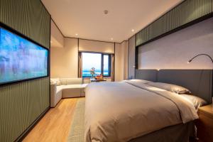 Postel nebo postele na pokoji v ubytování Shangri-La Harbin