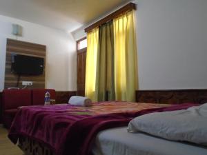 Letto o letti in una camera di Hotel Magnolia Mallroad Manali