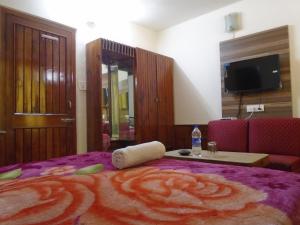 a bedroom with a large bed with a carpet on it at Hotel Magnolia Mallroad Manali in Manāli