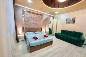 - une chambre avec un lit et un canapé vert dans l'établissement Apartment with 2 bedroom near Malevich and Opera House, à Lviv