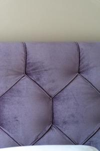 un primer plano de la parte trasera de un sofá púrpura en Bob W Ticinese en Milán