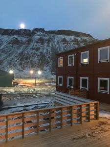 a building with a mountain in the background at Haugen Pensjonat Svalbard in Longyearbyen