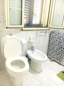 een badkamer met een toilet en een bidet bij 3 bedrooms villa with private pool enclosed garden and wifi at Floridia in Floridia