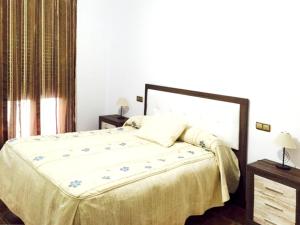 1 dormitorio con 1 cama y 2 mesitas de noche en 2 bedrooms house with city view and furnished balcony at Setenil de las Bodegas, en Setenil