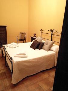 Ένα ή περισσότερα κρεβάτια σε δωμάτιο στο One bedroom apartement with sea view and furnished garden at Montallegro 2 km away from the beach
