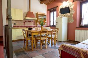 Una cocina o zona de cocina en 3 bedrooms apartement with shared pool and wifi at Castelbellino
