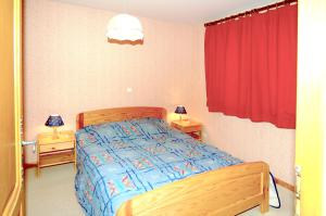 Ένα ή περισσότερα κρεβάτια σε δωμάτιο στο Chalet de 6 chambres avec jacuzzi jardin et wifi a Saint Martin de Belleville a 1 km des pistes