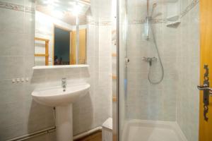 Ένα μπάνιο στο Chalet de 6 chambres avec jacuzzi jardin et wifi a Saint Martin de Belleville a 1 km des pistes