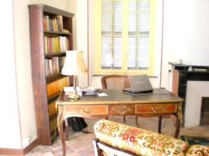 a room with a desk with a laptop on it at Manoir enchanteur à Cailhau avec piscine privée sécurisée in Cailhau +15 photos