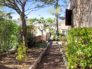 a walkway leading up to a house with trees at Villa avec piscine à Saint-Raphaël et vue sur la montagne in Saint-Raphaël