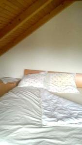 Säng eller sängar i ett rum på 3 bedrooms house with furnished terrace at Lohovo