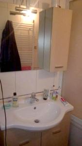 y baño con lavabo blanco y espejo. en 3 bedrooms house with furnished terrace at Lohovo, en Lohovo