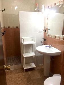 y baño con lavabo, aseo y ducha. en 4 bedrooms villa with private pool terrace and wifi at Mesas de Guadalora, en Mesas de Guadalora