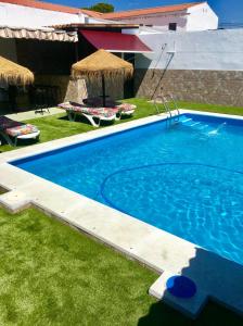 Kolam renang di atau dekat dengan 4 bedrooms villa with private pool terrace and wifi at Mesas de Guadalora