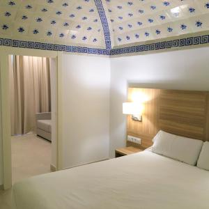 um quarto com uma cama e um tecto com estrelas azuis em Apartaments Lauria em Tarragona
