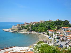 Una vista de una playa con edificios y el océano. en Sea View Apartment - Ulcinj - 40 sqm, en Ulcinj 7 fotos más