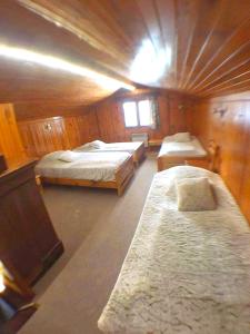 サン・シャフレにあるChalet de 4 chambres a Saint Chaffrey a 400 m des pistes avec terrasse amenagee et wifiのキャビン ベッド2台付