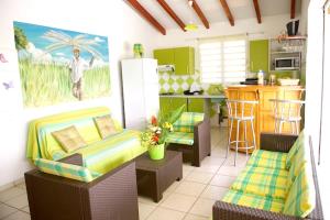 Una cocina y una sala de estar con un sofá y una mesa. en Villa élégante avec piscine privée à Saint-François, en Saint-François