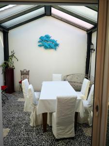 a dining room with a white table and chairs at Maison charmante à La Tranche-sur-Mer avec jardin clos in La Tranche-sur-Mer