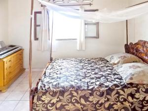 En eller flere senger på et rom på 2 bedrooms appartement with sea view and furnished terrace at Majunga
