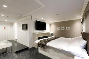 1 dormitorio con 1 cama con chimenea y TV en ホテルバースデーきよす店 HOTEL Birthday kiyosu en Kiyosu