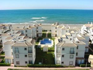 eine Luftansicht eines Gebäudes in Strandnähe in der Unterkunft 2 bedrooms apartement at Torrox 50 m away from the beach with shared pool enclosed garden and wifi in Torrox