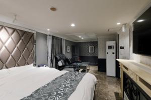a hotel room with a bed and a living room at ホテルバースデーきよす店 HOTEL Birthday kiyosu in Kiyosu