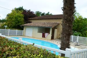 Foto da galeria de Villa de 2 chambres avec piscine privee jardin clos et wifi a Ornezan em Ornézan
