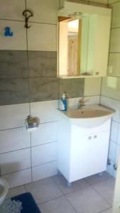 Vannas istaba naktsmītnē 2 bedrooms appartement with furnished balcony and wifi at Rakovica