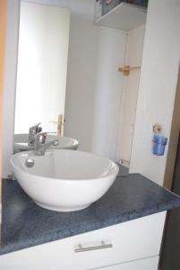 łazienka z białą umywalką na blacie w obiekcie Studio a Plagne Village a 10 m des pistes avec balcon amenage w mieście Plagne Villages