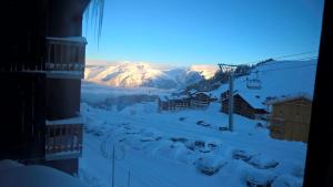 pokryta śniegiem ulica z górą w tle w obiekcie Studio a Plagne Village a 10 m des pistes avec balcon amenage w mieście Plagne Villages