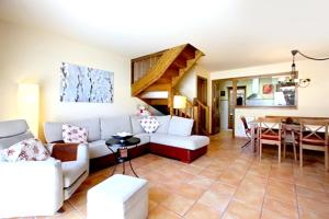 ein Wohnzimmer mit einem Sofa und einem Tisch in der Unterkunft 4 bedrooms house with enclosed garden and wifi at Bellver de Cerdanya in Bellver de Cerdanya