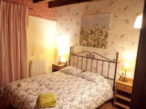 Llit o llits en una habitació de 4 bedrooms house with enclosed garden and wifi at Bellver de Cerdanya