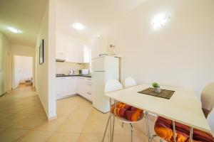 Kuchyň nebo kuchyňský kout v ubytování Bright Apartment in Vrsi with Terrace and Garden, 65 m² + 7 fotografií