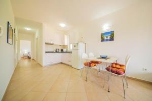 Kuchyň nebo kuchyňský kout v ubytování Bright Apartment in Vrsi with Terrace and Garden, 65 m²