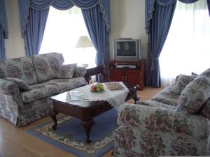 uma sala de estar com dois sofás e uma mesa de centro em Carolynnes Cottages em Naracoorte