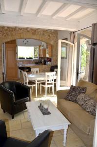 un soggiorno con divano e tavolo di Maison de 3 chambres avec piscine partagee jardin clos et wifi a Mons a Mons