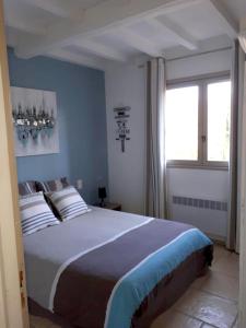 una camera con un grande letto e una finestra di Maison de 3 chambres avec piscine partagee jardin clos et wifi a Mons a Mons