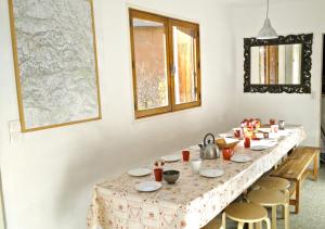 mesa de comedor con mantel en Chalet de 7 chambres avec sauna jardin et wifi a Briancon a 1 km des pistes, en Briançon
