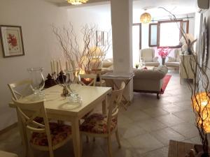 Posezení v ubytování Enchanting Villa in Palau with Private Pool