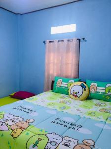 Postel nebo postele na pokoji v ubytování บ้านเรือนทอง