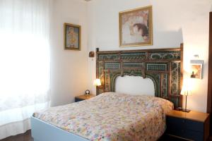 Letto o letti in una camera di 2 bedrooms appartement with city view furnished balcony and wifi at Napoli 4 km away from the beach