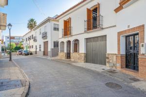 アルダレスにある5 bedrooms house with terrace and wifi at Ardalesの白い建物のある街の空き通り