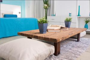 una mesa de centro de madera en la sala de estar con sofá en Soho Point en Buenos Aires